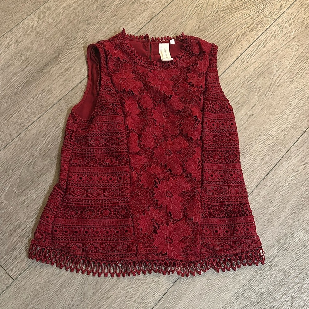 Red lace floral Guest editor by anthropology top size smalll